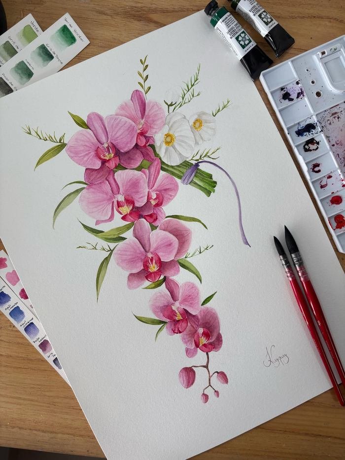 Orquídeas rosadas pintadas en acuarela sobre papel, con la paleta y los pinceles al lado
