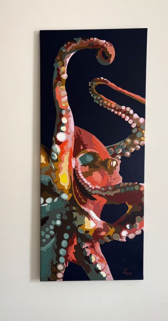 Pintura de un pulpo naranja sobre fondo azul oscuro, colgada en una pared