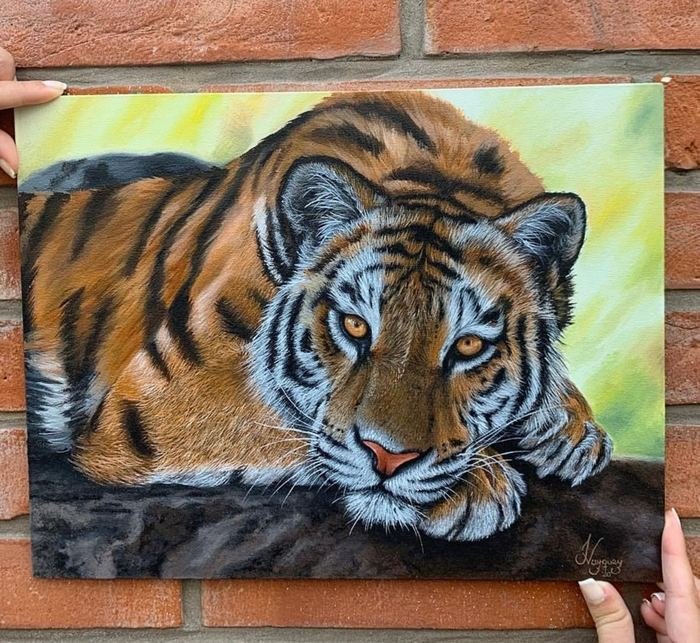 Acrílico de un tigre recostado, en tonos cálidos